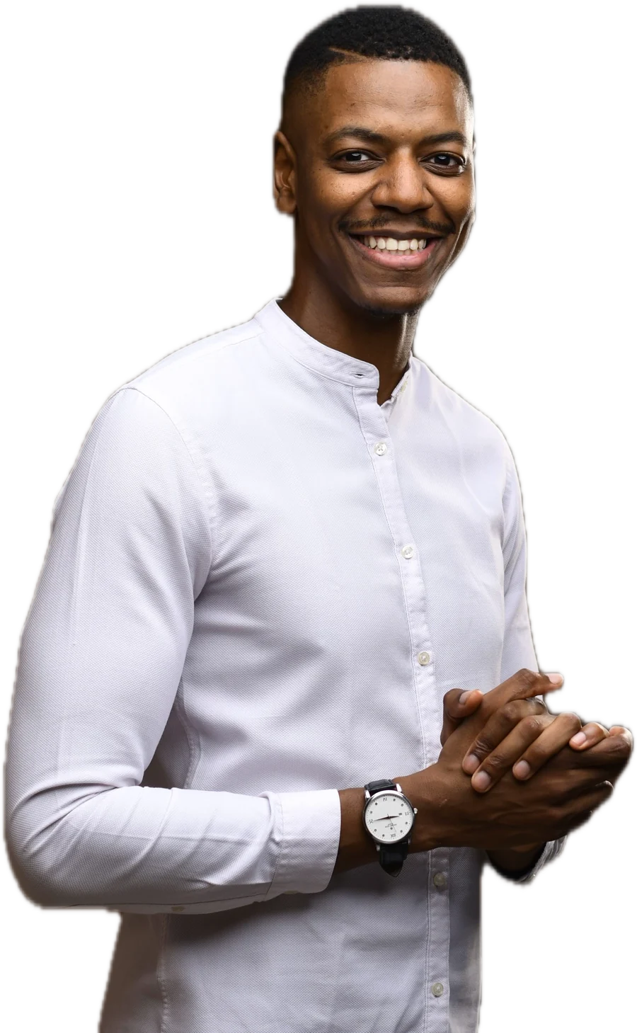 Yann Tassoua, chemise blanche, mains jointes, sourire